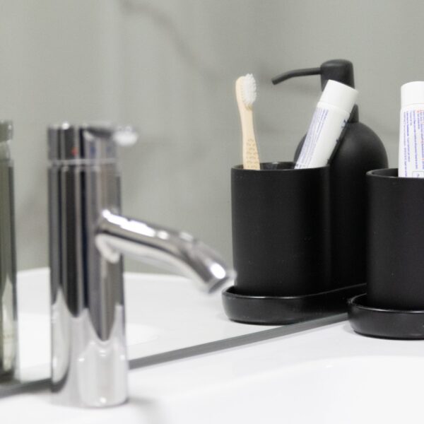 Salle de bain moderne appartement meublé Aurillac - Douche italienne et équipements contemporains aux Jardins du Pont Rouge