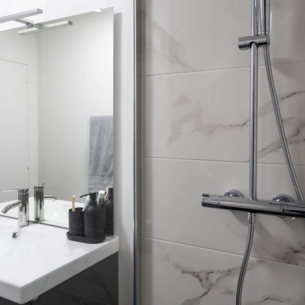 Salle de bain moderne appartement meublé Aurillac - Douche italienne et équipements contemporains aux Jardins du Pont Rouge