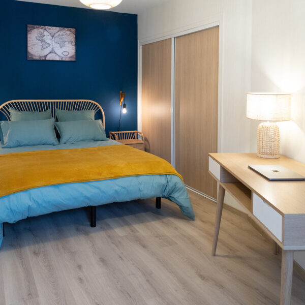 Chambre confortable appartement meublé Aurillac - Lit double, rangements et décoration moderne aux Jardins du Pont Rouge