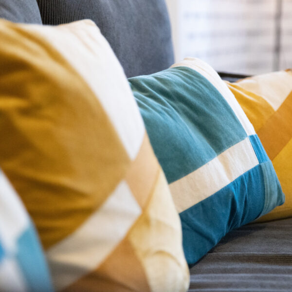 Salon moderne appartement meublé Aurillac - Canapé, TV et espace détente aux Jardins du Pont Rouge