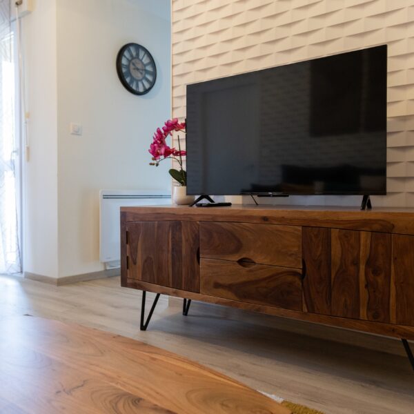 Salon chaleureux appartement Aurillac - Meuble vintage, parquet et télévision moderne Jardins du Pont Rouge